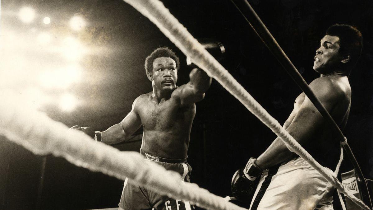 George Foreman (izquierda) durante su mítico combate con Muhammad Ali.