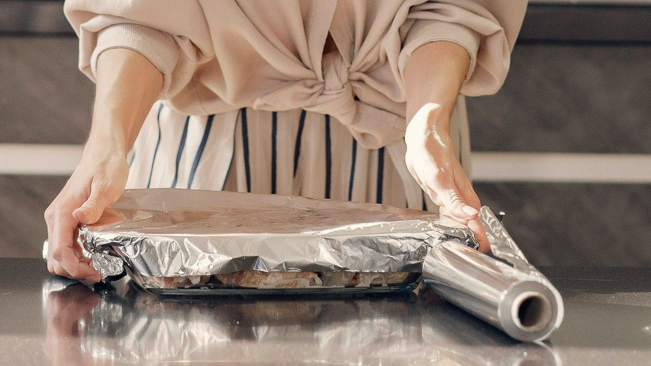 Cómo forrar una bandeja con papel de aluminio