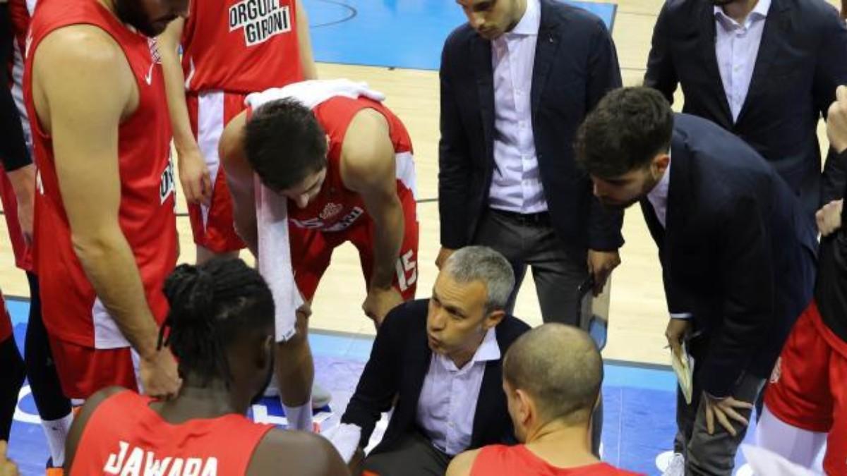 Sargatal dando instrucciones durante el último partido
