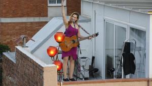  Actuación de Tori Sparks en el terrado de su casa en Horta.