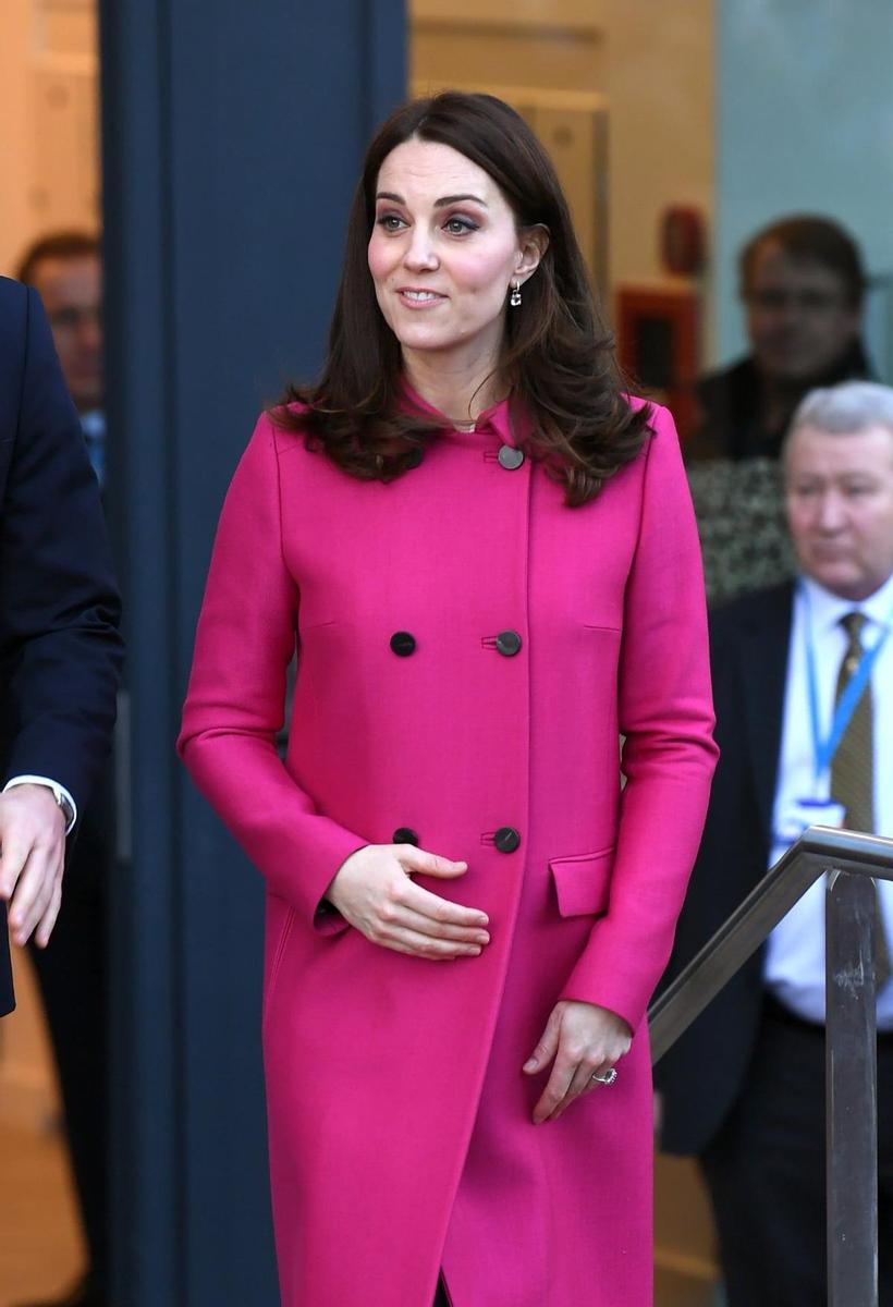 Kate Middleton luce un abrigo fucsia