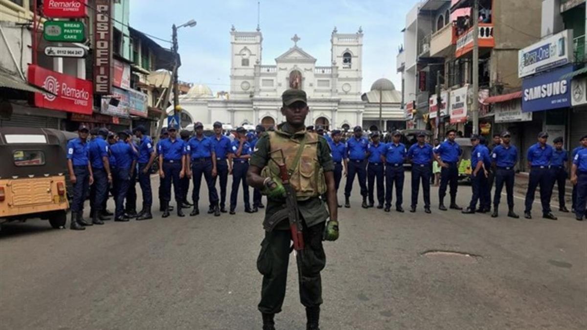 Agentes de policía blindan el acceso a una de las iglesias atacadas en Sri Lanka.