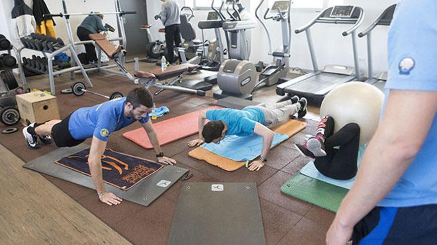 Estudiantes realizando deporte en la UMH