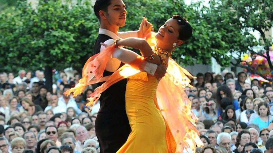 Adrián Esperón Vidal con su pareja de baile en una actuación en A Ferrería.