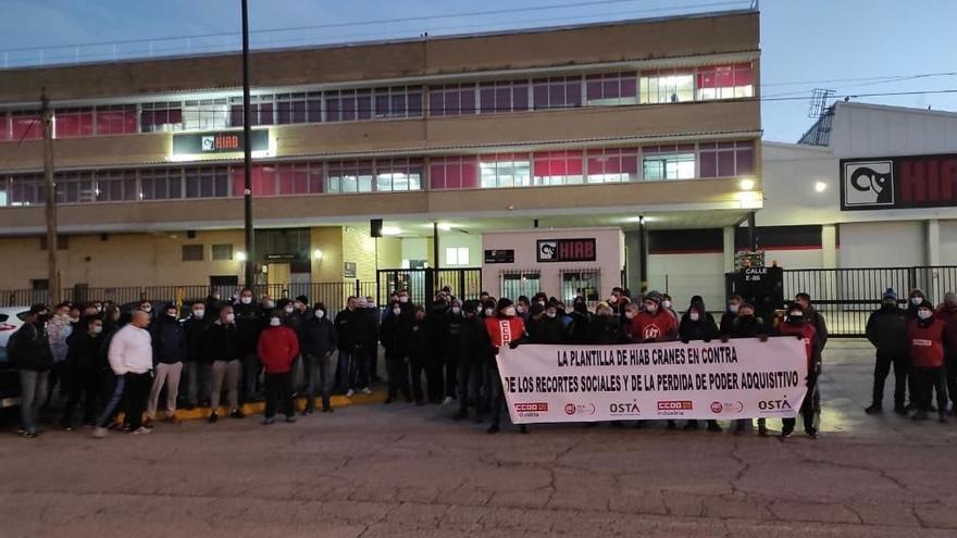 Protesta de la plantilla de Hiab Cranes a las puertas de la fábrica de Malpica, la semana pasada.
