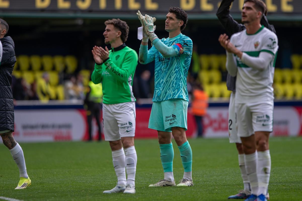 Dituro, con el brazalete de capitán, agradece el apoyo a los aficionados del Elche en Villarreal