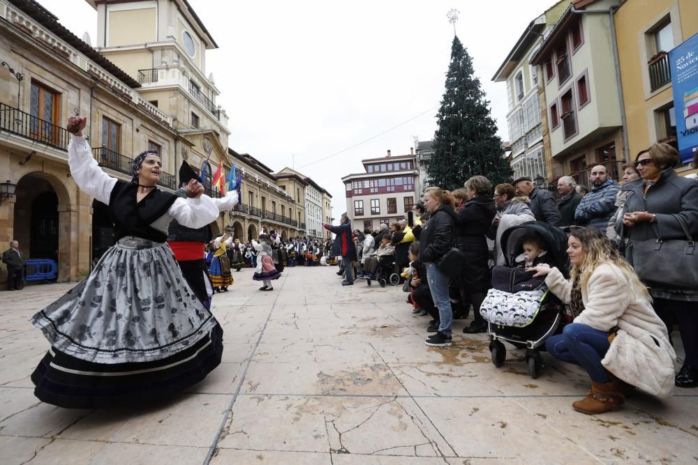 Folclore en la plaza del Ayuntamiento de Oviedo