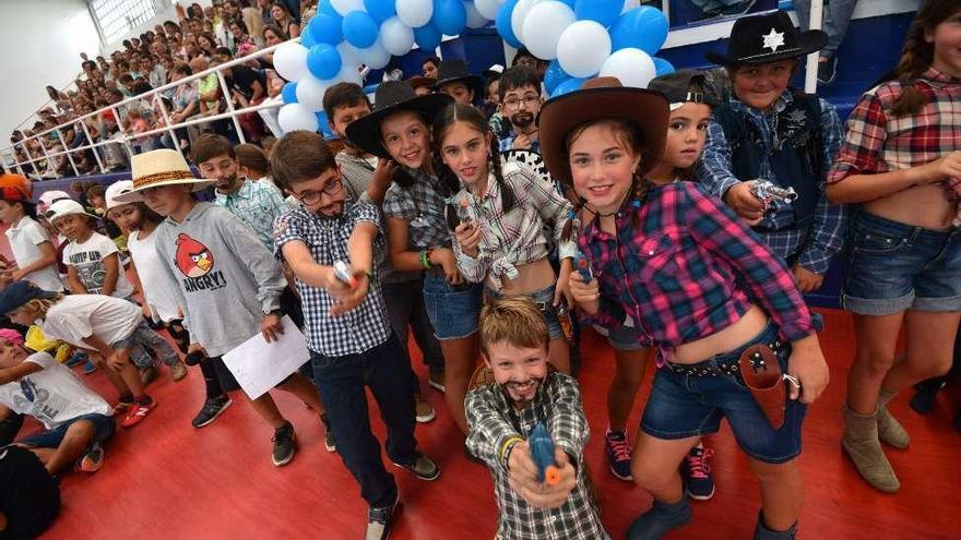 Niños caracterizados como vaqueros ayer en A Seca. // G. Santos