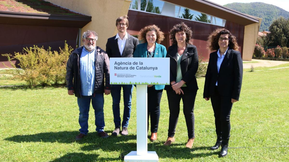 La consellera d’Acció Climàtica, Teresa Jordà, i altres membres del departament, ahir, a la Vall d’en Bas.  | ACN