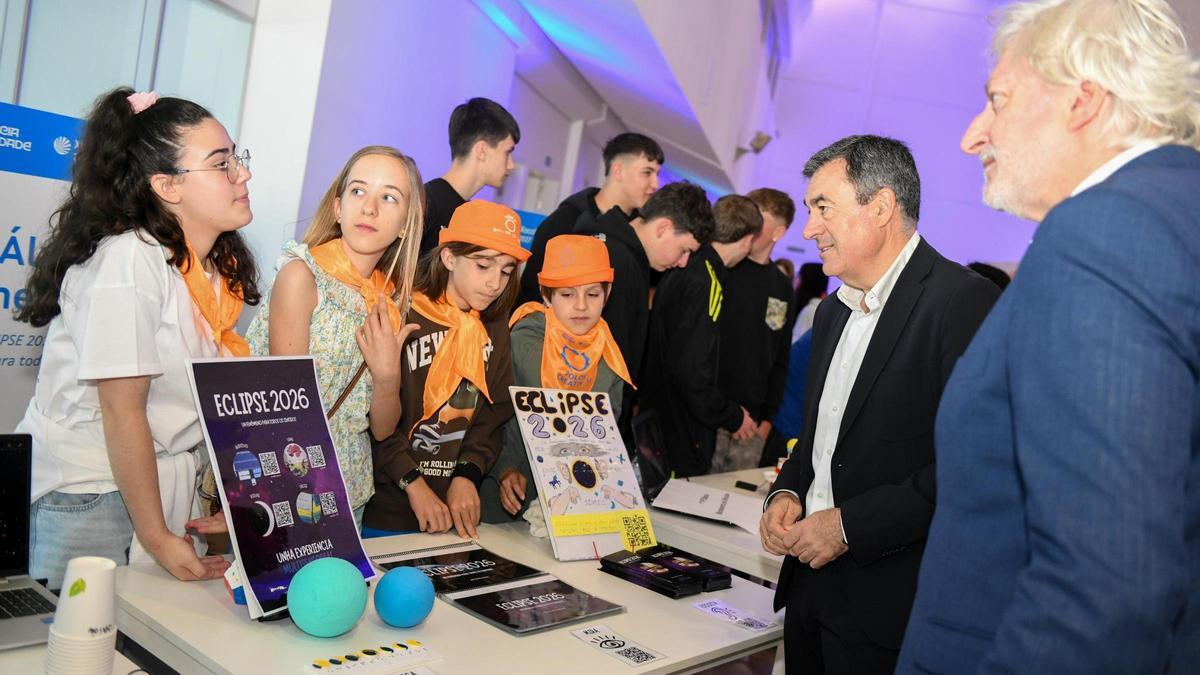 El conselleiro de Educación, con los alumnos pontevedreses premiados