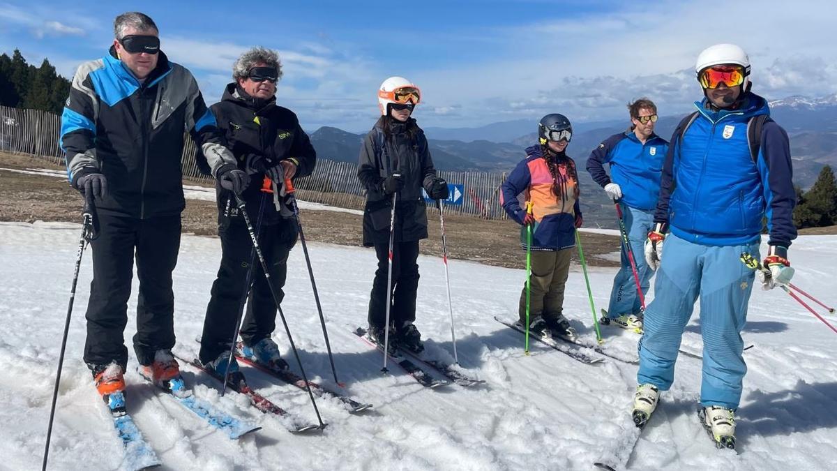 Un grup de clients de Caixabank va esquiar amb els ulls tapats