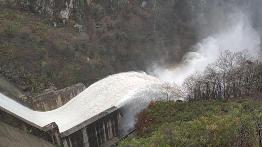 Temporal en Asturias: Alarma en las Cuencas, el embalse de Tanes vuelve a soltar agua por los aliviaderos superiores