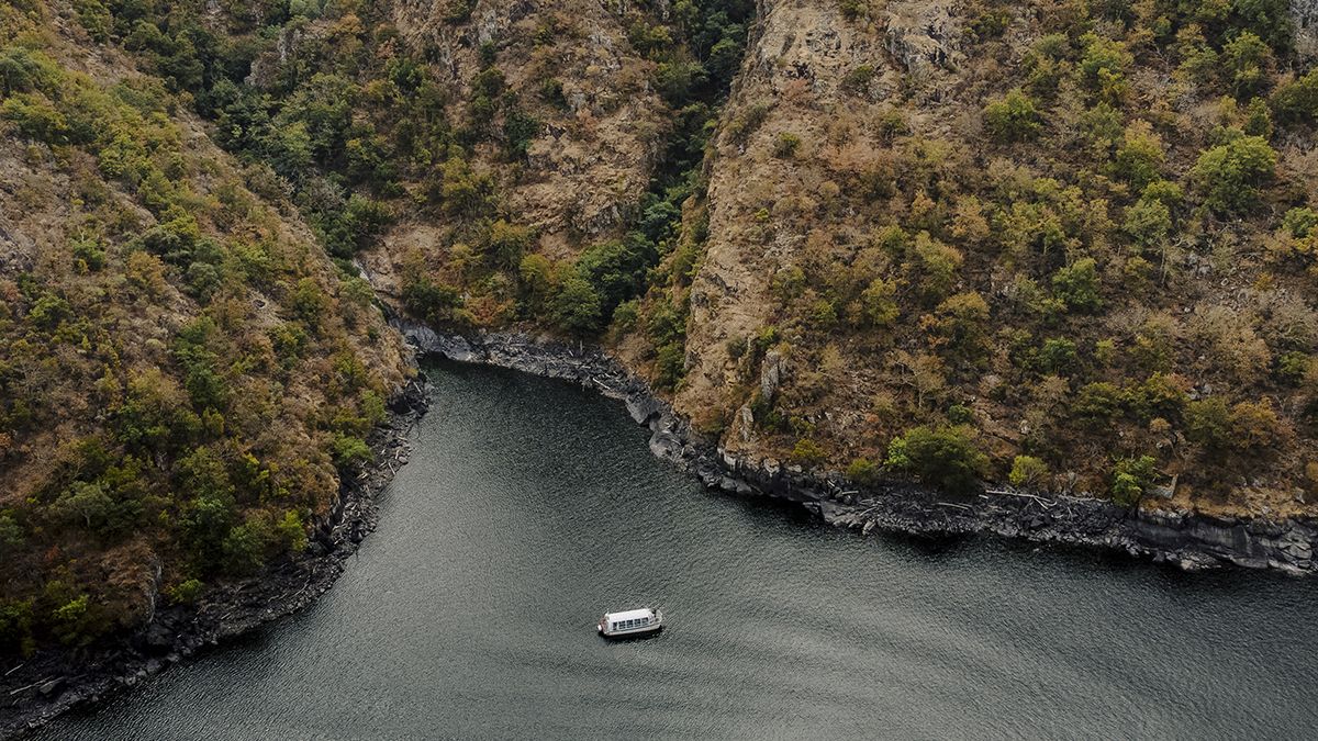 La navegación fluvial permite descubrir la Ribeira Sacra desde una perspectiva única: entre murallas naturales de piedra y bosque