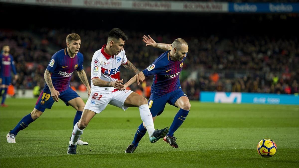 Iniesta controla el balón ante Hernán Pérez, el jugador del Alavés, en el Camp Nou.