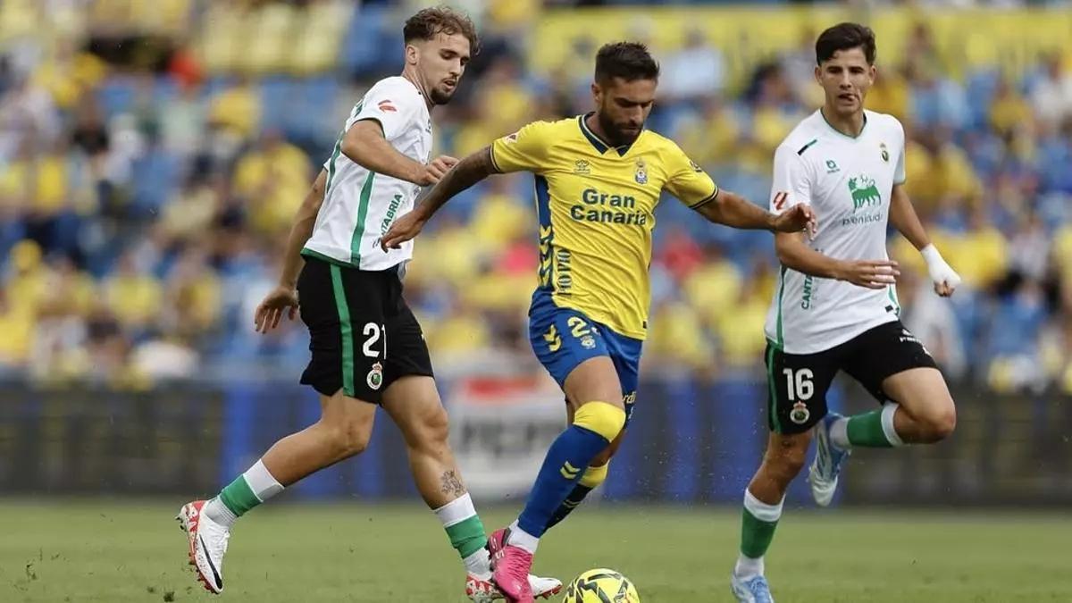 Pejiño controla un balón perseguido por Pablo Ramón y Facu, del Racing de Santander, en el Estadio de Gran Canaria.