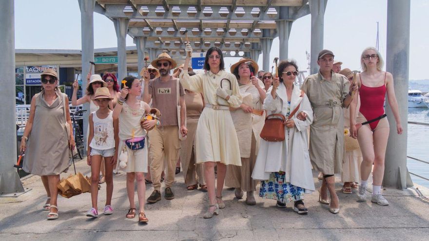 La performance en beige. en el muelle de Cangas.