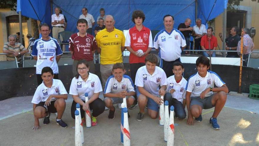 Las selecciones infantil y senior que se enfrentaron ayer en la plaza Nueva de Ribadesella.