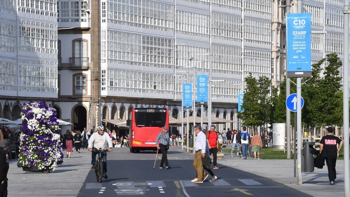 Varios peatones cruzan por la Marina