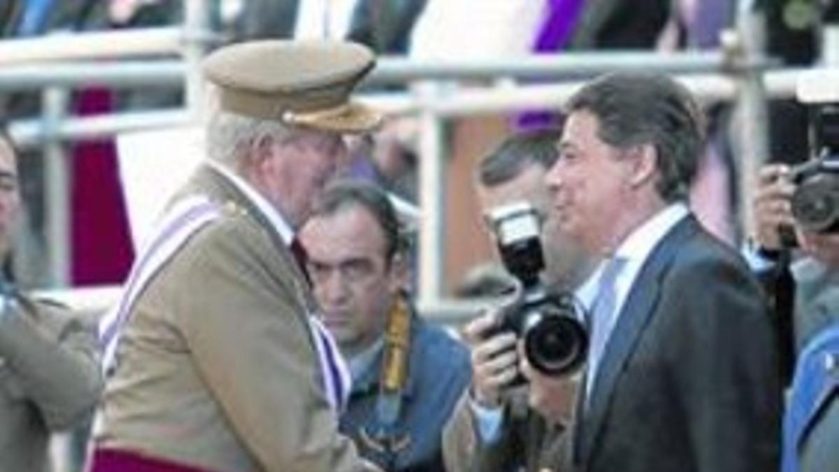 Juan Carlos I 8 El Rey saluda, ayer, al presidente de Madrid.