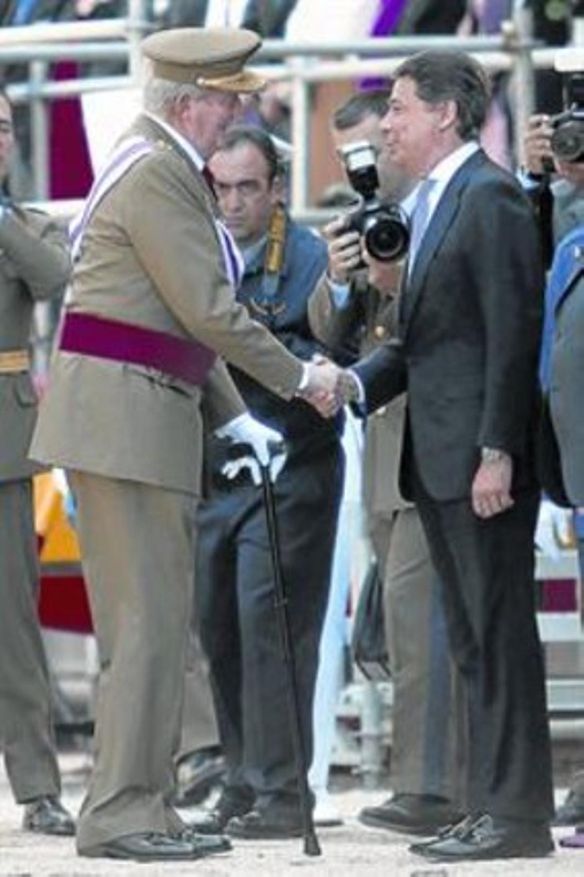 Joan Carles I 8 El Rei saluda, ahir, el president de Madrid. Joan Carles I 8 El Rei saluda, ahir, el president de Madrid.