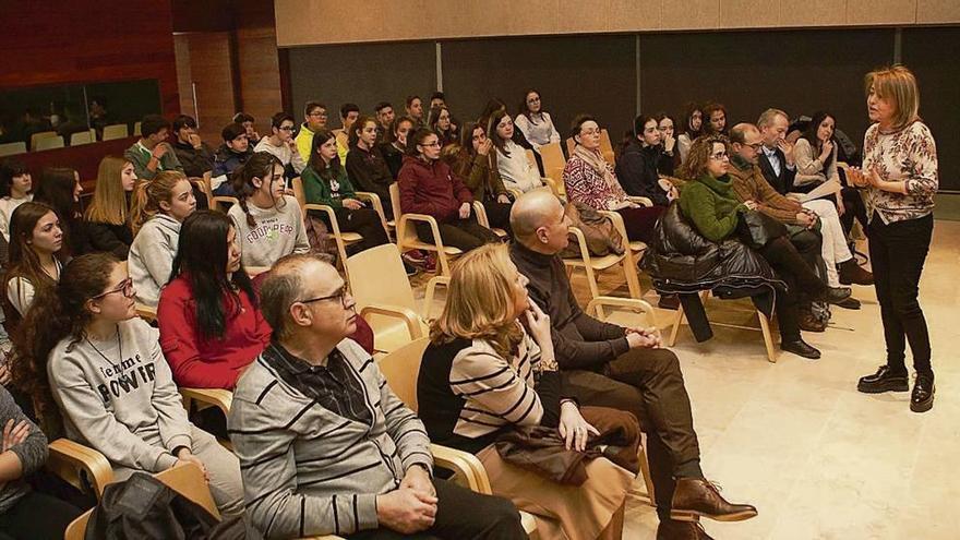 Pilar de la Higuera se dirige a alumnos y profesores en el salón de actos del Museo Etnográfico.