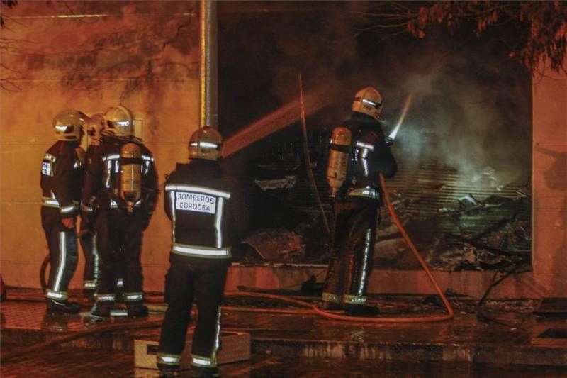 FOTOGALERÍA: INCENDIO EN UN BAZAR CHINO Y DESALOJO