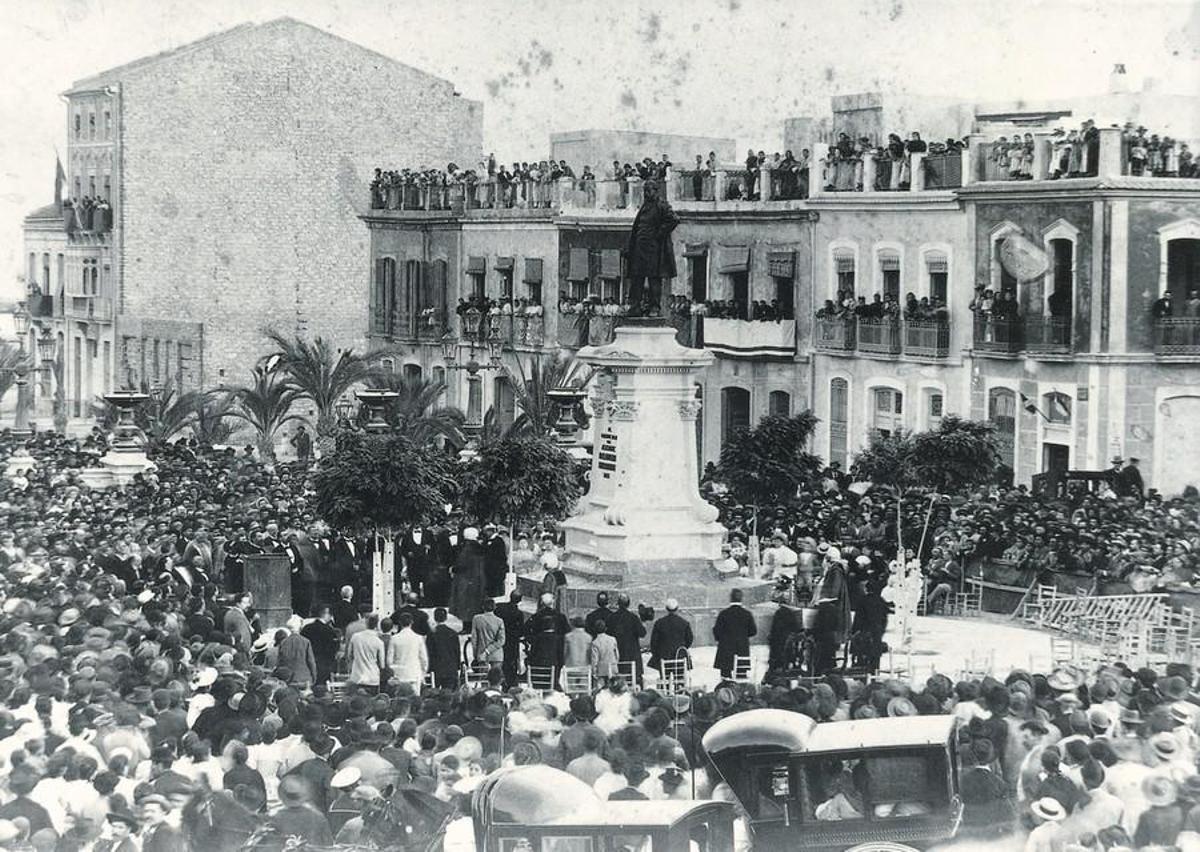 Inauguracion del monumento a Maisonnave  en 1895
