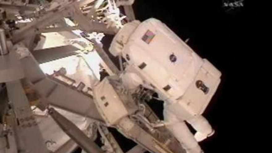 El &quot;Endeavour&quot; concluyen su primera caminata espacial