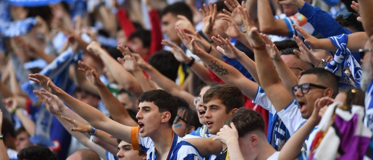 Aficionados del Dépor animan al equipo ante el Albacete el pasado sábado.