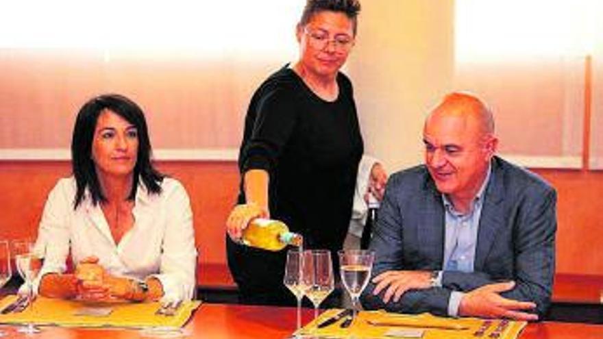 Ana Juan y Vicent Marí, durante la comida. | VICENT MARÍ