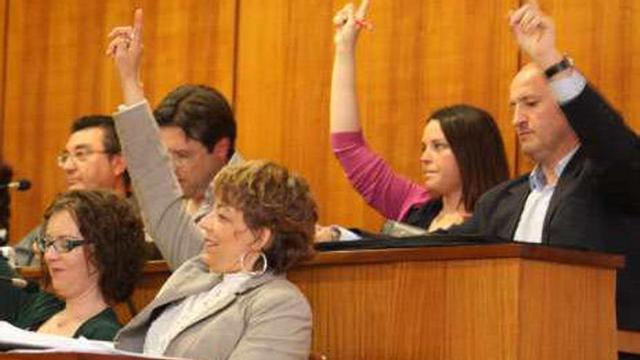 Miembros de la oposición durante la celebración de un pleno.