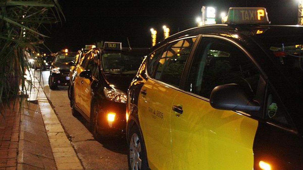 Els taxistes fan sonar els clàxons per protestar contra els taxis il·legals. 