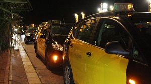 Els taxistes fan sonar els clàxons per protestar contra els taxis il·legals. 