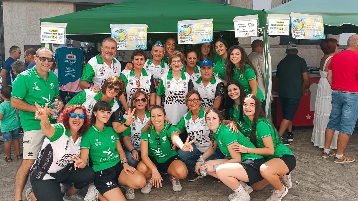 Directivos, jugadoras y peñistas, en torno al expositor del club en las ferias de Arroyo.