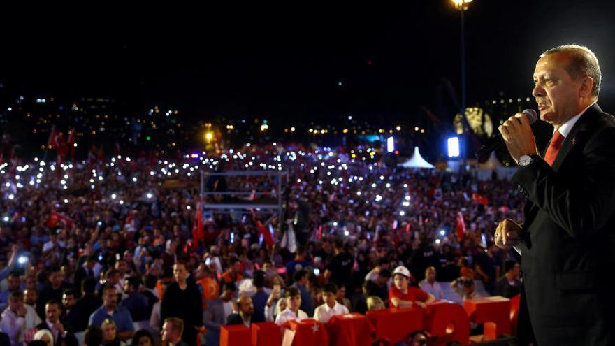 Erdogan se dirige a la multitud en Estambul.