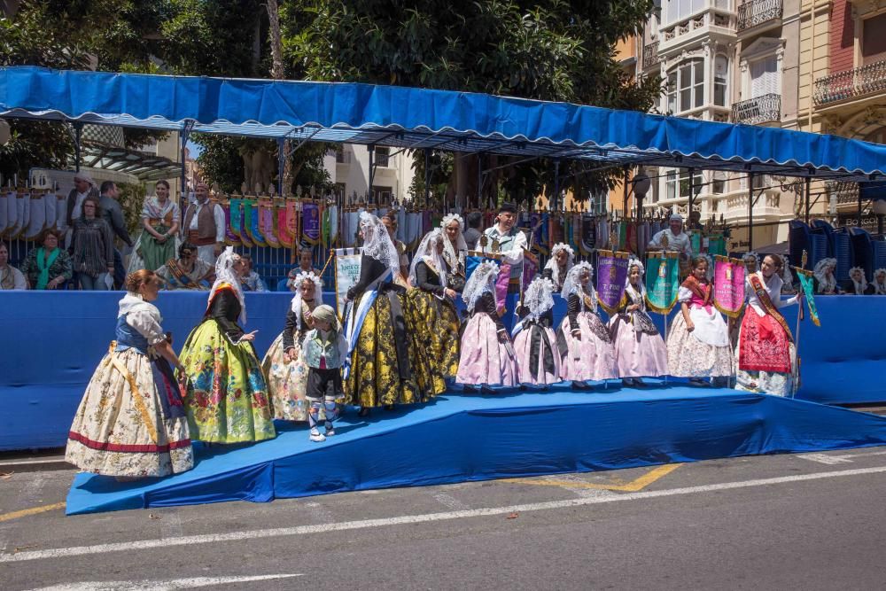 El Desfile de Entrega de Premios culmina con la entrega de más de 600 galardones a hogueras y barracas