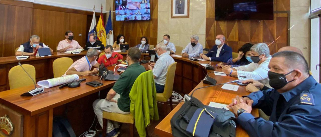 Reunión del Pevolca presidida por el consejero autonómico Julio Pérez.