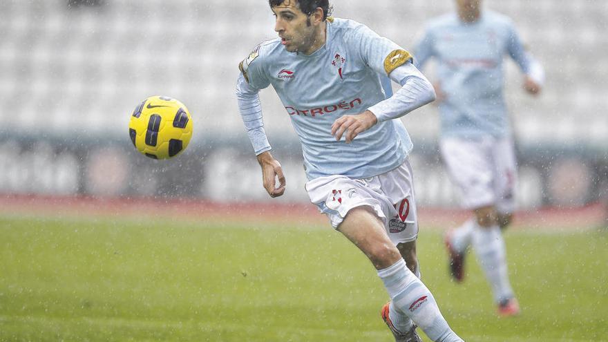 Trashorras controla un balón durante un partido con el Celta. // Ricardo Grobas