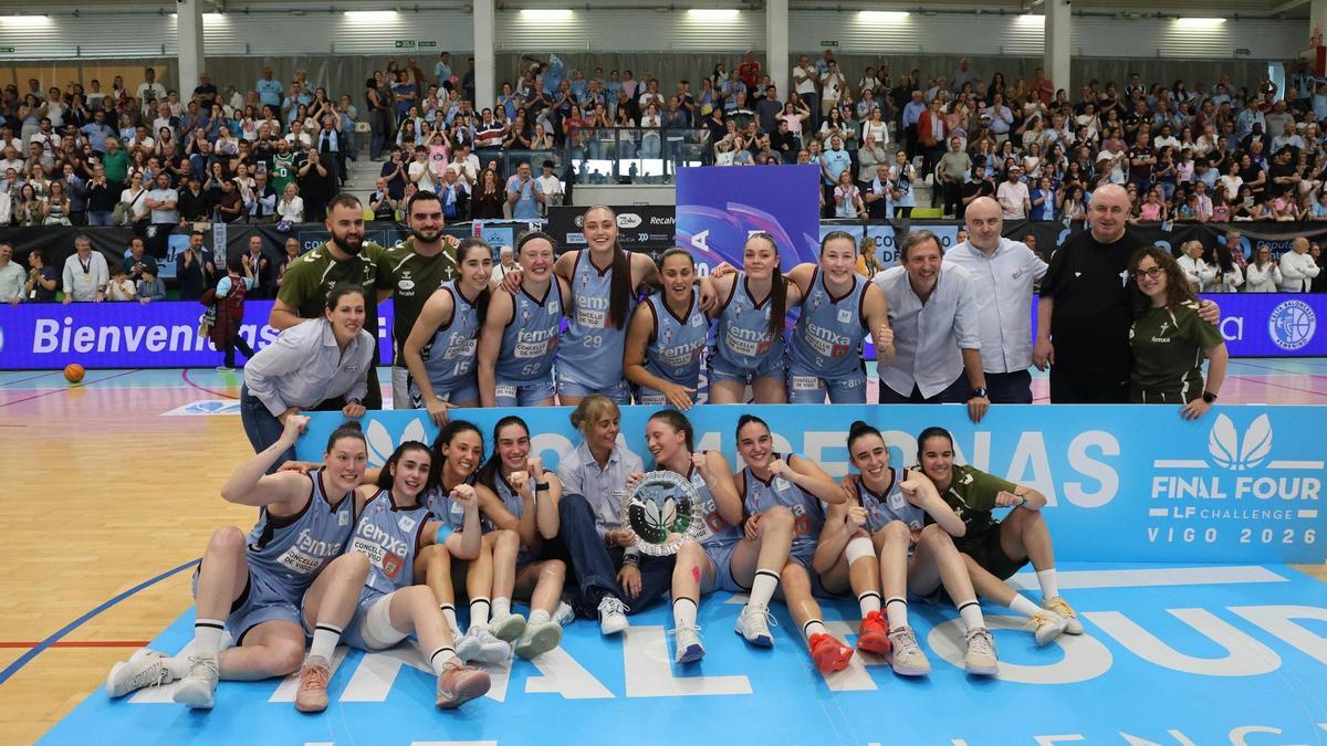 Celebración del ascenso en Navia.
