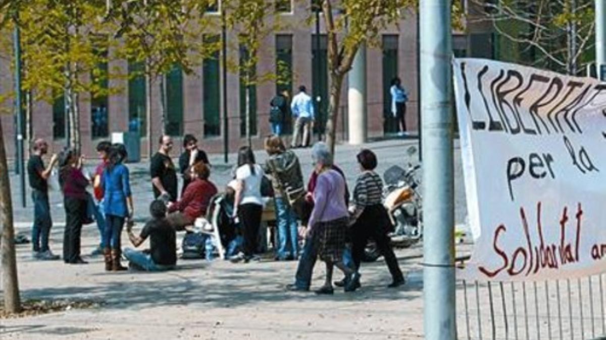 Concentración en la Ciutat de la Justícia, ayer, de familiares y amigos de detenidos el día de la huelga general.