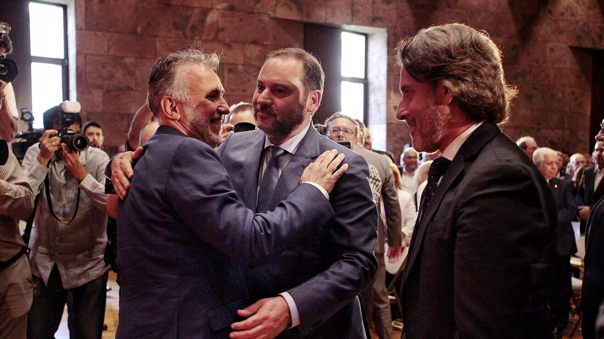 Ángel Víctor Torres recibe las felicitaciones de José Luis Ábalos tras tomar posesión como presidente de Canarias en 2019.