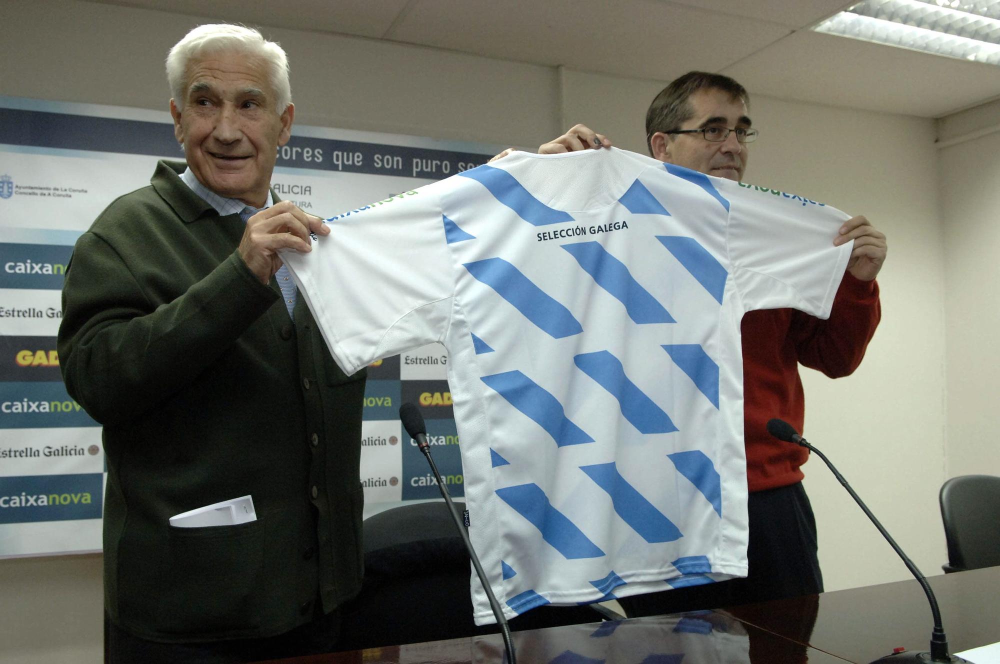 Arsenio Iglesias y Fernando Vázquez posando con la camiseta de la selección gallega de fútbol en 2006
