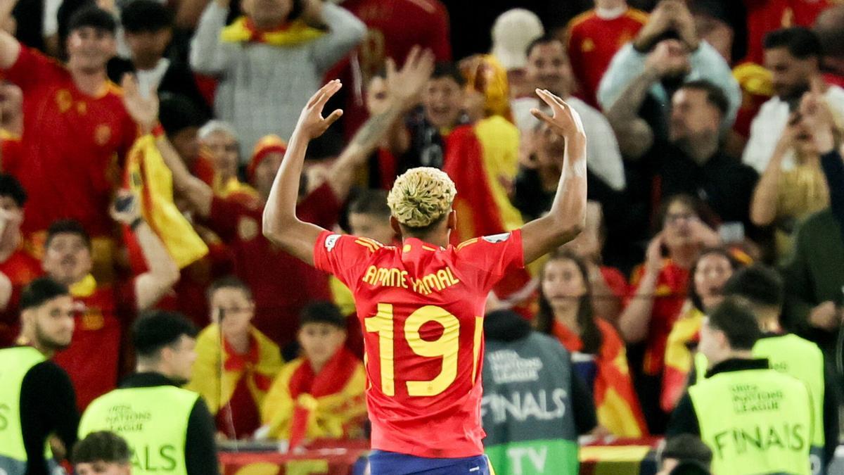 Lamine Yamal celebra el (3-0) en la semifinal entre España y Francia de la Nations League