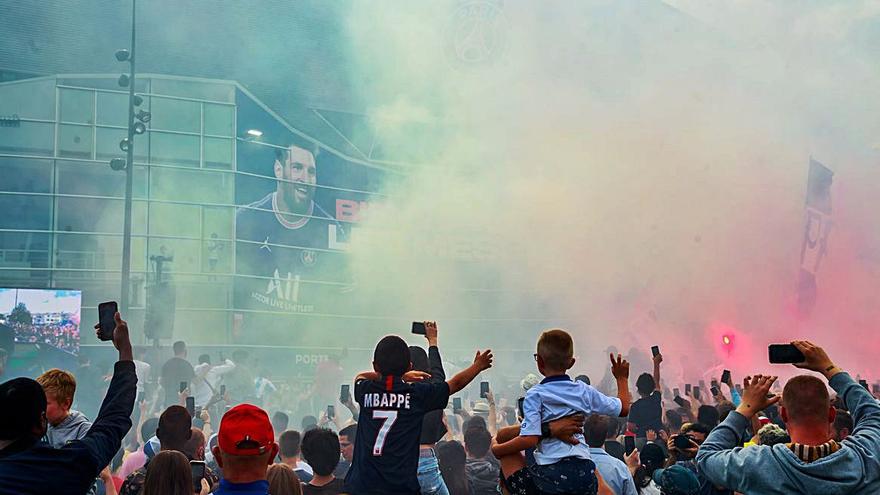 L’eufòria va esclatar entre els aficionats als afores de l’estadi del PSG | REUTERS/YVRS HERMAN