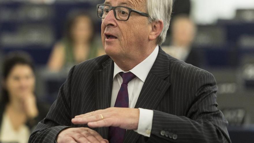 Juncker gesticula en su discurso ante la Eurocámara.