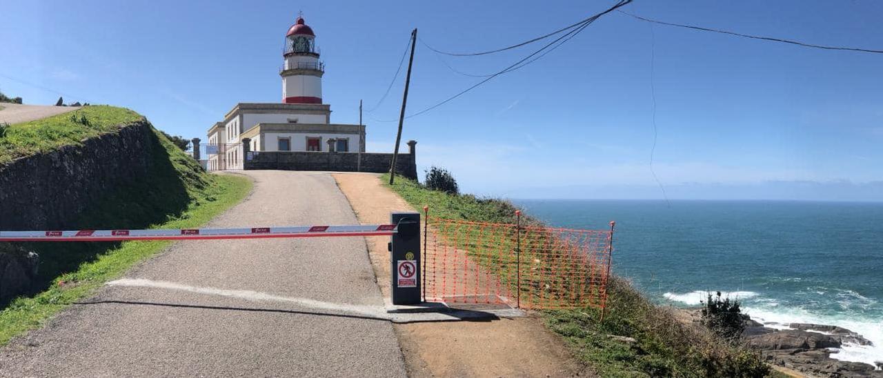 La barrera instalada en los últimos días en el acceso al faro de cabo Silleiro.
