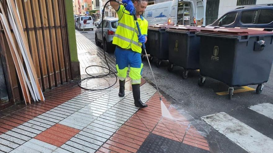 Un operario utiliza una pistola de agua a presión para limpiar una calle de la capital grancanaria. | | LP/DLP