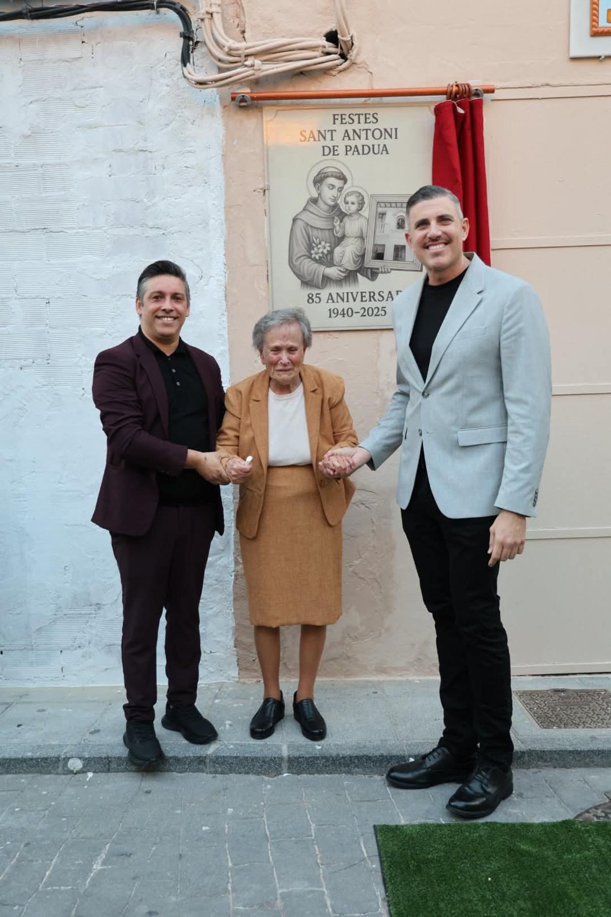 El alcalde con los vecinos tras destapar una placa conmemorativa del 85 aniversario de la fiesta.