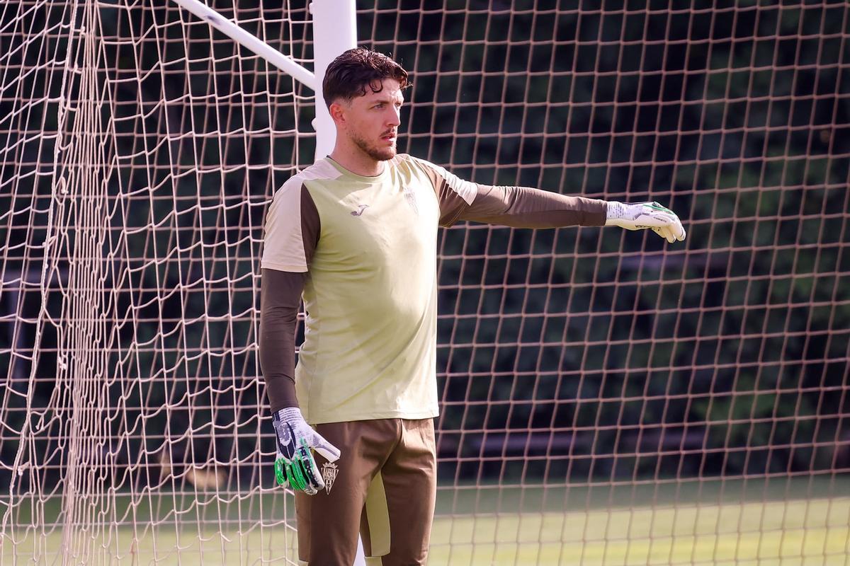 Cientos de aficionados asisten al tercer entrenamiento del Córdoba CF