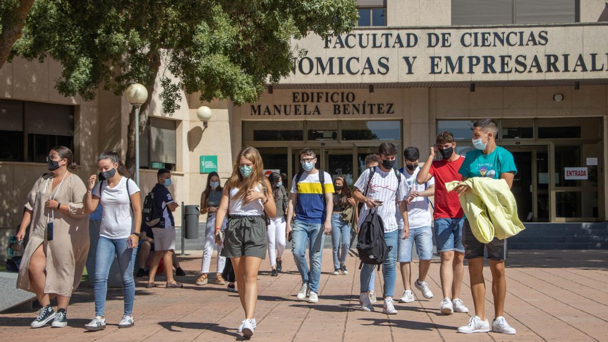Alumnos de la Uex, el primer día de clase en Badajoz.